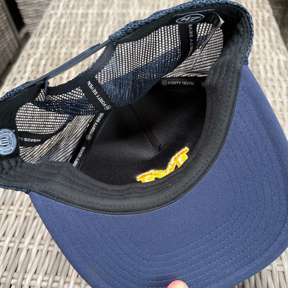 Michigan Wolverines Trucker Cap! Like NEW! - Picture 6 of 11